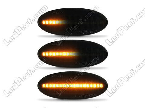 Lighting of the black dynamic LED side indicators for Nissan Juke
